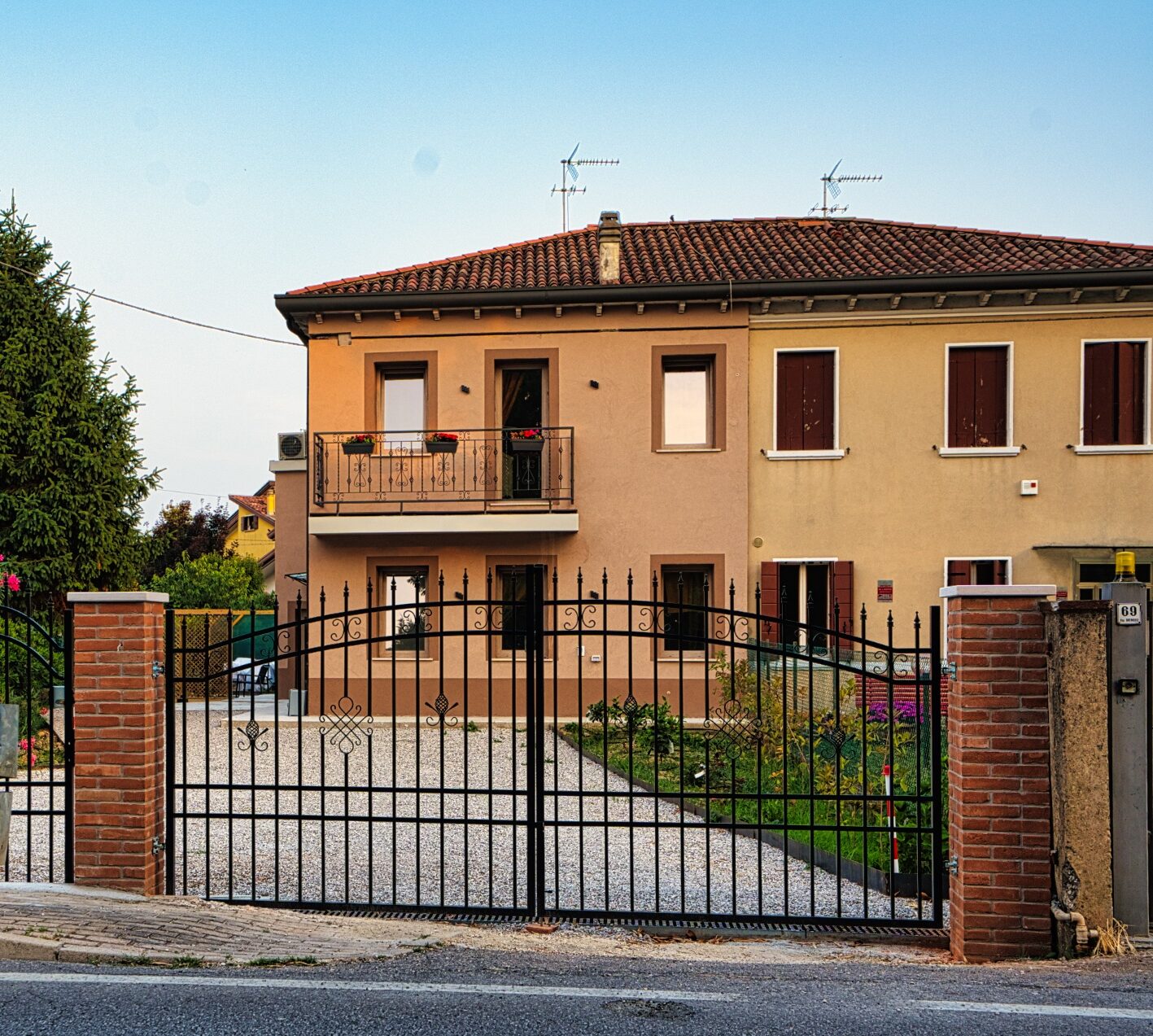 poarta mare din strada